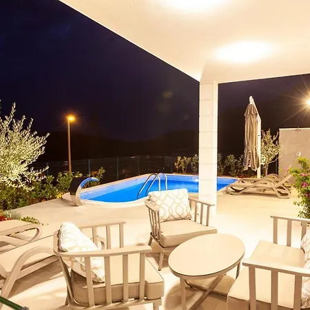 Ctma242/ Modern New Holiday House With Heated Private Pool Vila